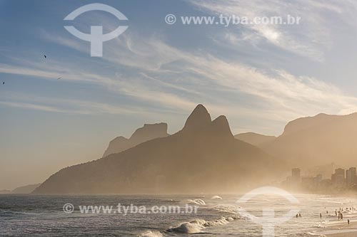  Vista do pôr do sol a partir da orla da Praia do Arpoador com o Morro Dois Irmãos e a Pedra da Gávea ao fundo  - Rio de Janeiro - Rio de Janeiro (RJ) - Brasil