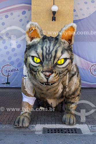  Alegoria em forma de gato em frente ao barracão de escola de samba na Cidade do Samba Joãozinho Trinta  - Rio de Janeiro - Rio de Janeiro (RJ) - Brasil
