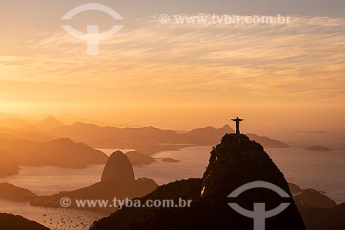  Vista do amanhecer no Cristo Redentor com o Pão de Açúcar ao fundo a partir do Morro do Sumaré  - Rio de Janeiro - Rio de Janeiro (RJ) - Brasil