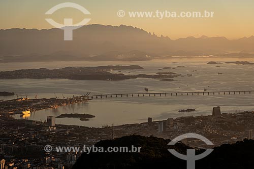  Vista do amanhecer na Ponte Rio-Niterói a partir do Morro do Sumaré  - Rio de Janeiro - Rio de Janeiro (RJ) - Brasil