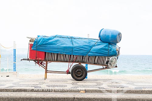  Detalhe de carrinho de burro-sem-rabo com cadeiras de praia na orla da Praia de Ipanema  - Rio de Janeiro - Rio de Janeiro (RJ) - Brasil