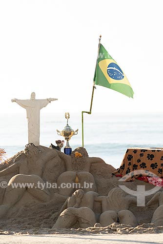  Escultura em areia de mulheres de biquíni e Cristo Redentor com a bandeira do Brasil na Praia de Copacabana  - Rio de Janeiro - Rio de Janeiro (RJ) - Brasil