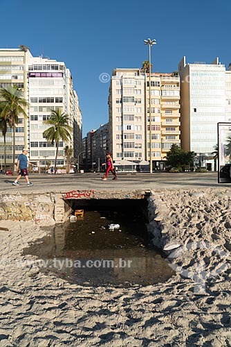  Língua negra na orla da Praia de Copacabana  - Rio de Janeiro - Rio de Janeiro (RJ) - Brasil