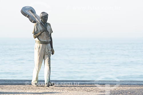  Estátua do maestro Tom Jobim no calçadão da Praia do Arpoador  - Rio de Janeiro - Rio de Janeiro (RJ) - Brasil