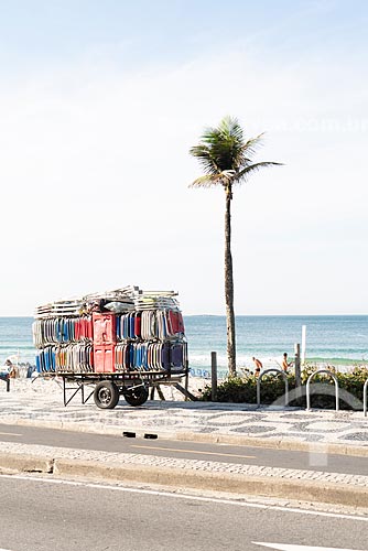  Detalhe de carrinho de burro-sem-rabo com cadeiras de praia na orla da Praia de Ipanema  - Rio de Janeiro - Rio de Janeiro (RJ) - Brasil
