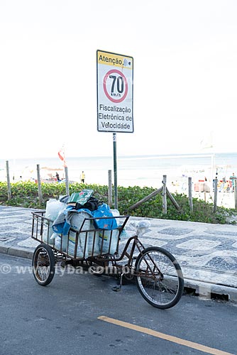  Detalhe de bicicleta de entrega com cadeiras de praia na orla da Praia de Ipanema  - Rio de Janeiro - Rio de Janeiro (RJ) - Brasil