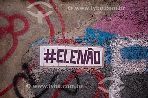  Detalhe de intervenção urbana com o dizer: #EleNão  - Rio de Janeiro - Rio de Janeiro (RJ) - Brasil