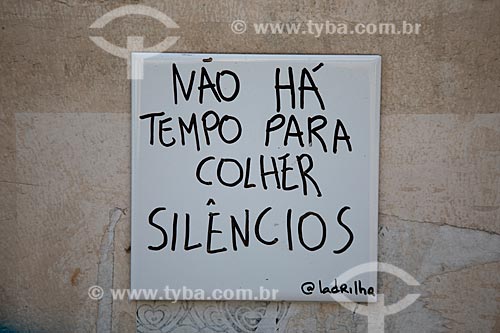  Detalhe de intervenção urbana com o dizer: Não há tempo para colher silêncios  - Rio de Janeiro - Rio de Janeiro (RJ) - Brasil