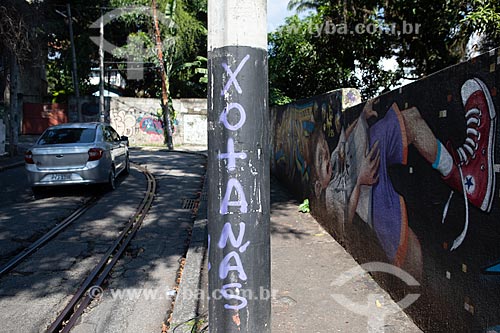  Detalhe de intervenção urbana em poste com o dizer: Xotanás  - Rio de Janeiro - Rio de Janeiro (RJ) - Brasil