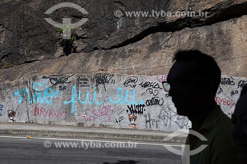  Detalhe de intervenção urbana com o dizer: Não fui eu  - Rio de Janeiro - Rio de Janeiro (RJ) - Brasil