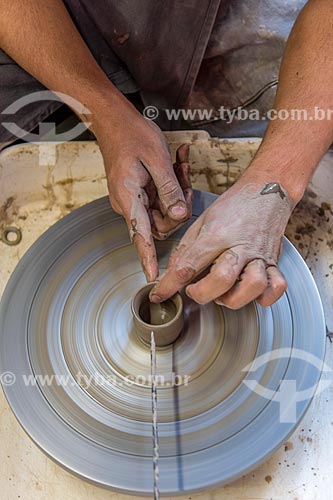  Detalhe de artesão moldando utensílio em cerâmica  - Cunha - São Paulo (SP) - Brasil