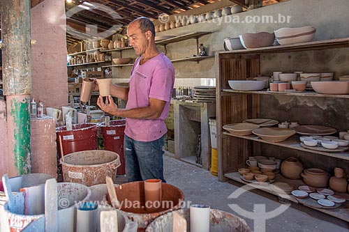  Artesão ceramista em loja de artesanato  - Cunha - São Paulo (SP) - Brasil