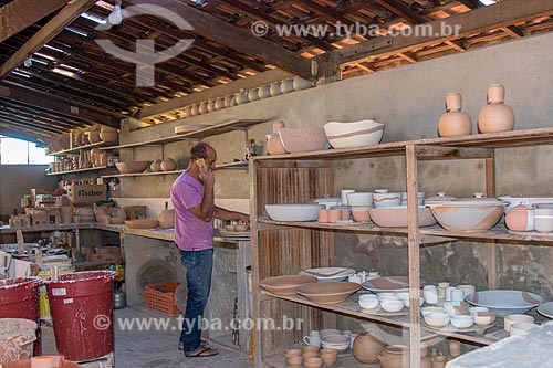  Artesão ceramista em loja de artesanato  - Cunha - São Paulo (SP) - Brasil