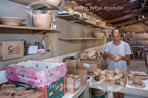  Artesão ceramista em loja de artesanato  - Cunha - São Paulo (SP) - Brasil