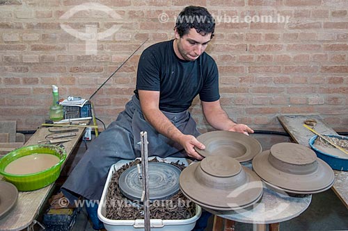  Detalhe de artesão moldando utensílio em cerâmica  - Cunha - São Paulo (SP) - Brasil
