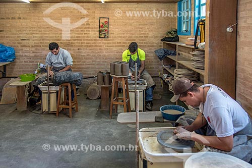  Detalhe de artesãos moldando utensílio em cerâmica  - Cunha - São Paulo (SP) - Brasil