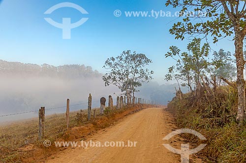  Estrada de terra na zona rural da cidade de Guarani  - Guarani - Minas Gerais (MG) - Brasil