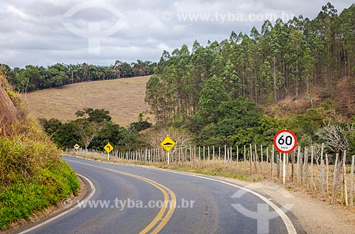  Sinalização rodoviária na Rodovia MG-353 entre as cidade de Guarani e Piraúba  - Guarani - Minas Gerais (MG) - Brasil