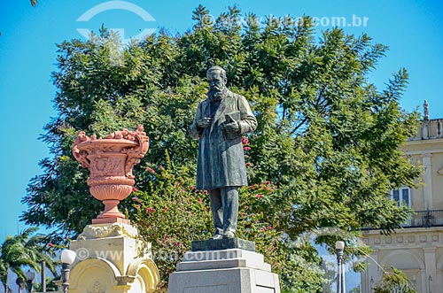  Detalhe de estátua de Dom Pedro II (1925) em frente ao Museu Nacional - antigo Paço de São Cristóvão - no Parque da Quinta da Boa Vista  - Rio de Janeiro - Rio de Janeiro (RJ) - Brasil