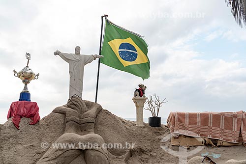  Escultura em areia de mulheres de biquíni e Cristo Redentor com a bandeira do Brasil na Praia de Copacabana  - Rio de Janeiro - Rio de Janeiro (RJ) - Brasil