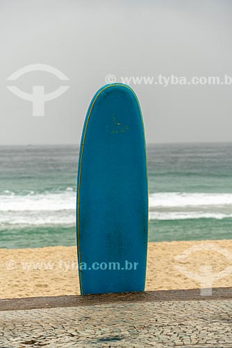  Prancha de surf na orla da Praia de Copacabana  - Rio de Janeiro - Rio de Janeiro (RJ) - Brasil