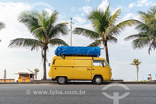  Detalhe de Kombi com cadeiras de praia na orla da Praia de Ipanema  - Rio de Janeiro - Rio de Janeiro (RJ) - Brasil