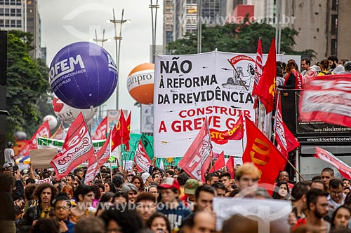  Manifestação contra os cortes (contingenciamento) de verbas para a educação universitária na Avenida Paulista  - São Paulo - São Paulo (SP) - Brasil