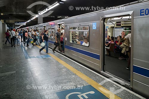  Metrô linha 1 azul - Estação Santa Cruz do Metrô de São Paulo  - São Paulo - São Paulo (SP) - Brasil