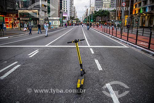  Patinete elétrico para aluguel da Yellow na Avenida Paulista - fechada ao trânsito para uso como área de lazer  - São Paulo - São Paulo (SP) - Brasil