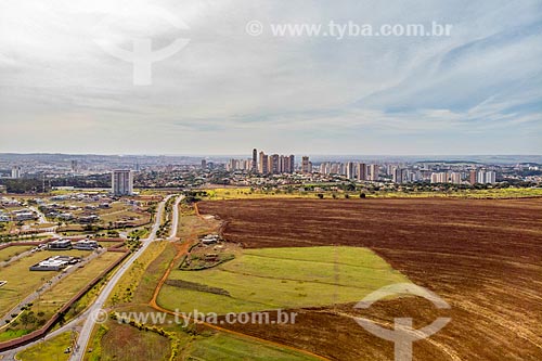  Foto feita com drone de canavial próximo ao Parque Olhos DÁgua com condomínio residencial ao fundo  - Ribeirão Preto - São Paulo (SP) - Brasil
