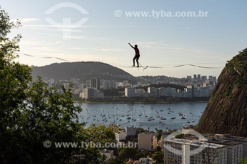  Praticante de slackline entre o Morro da Babilônia e o Morro da Urca  - Rio de Janeiro - Rio de Janeiro (RJ) - Brasil