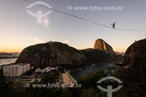  Praticante de slackline com o Pão de Açúcar ao fundo durante o pôr do sol  - Rio de Janeiro - Rio de Janeiro (RJ) - Brasil