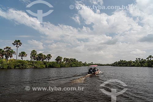  Lancha navegando no Rio Preguiças próximo ao Parque Nacional dos Lençóis Maranhenses  - Barreirinhas - Maranhão (MA) - Brasil