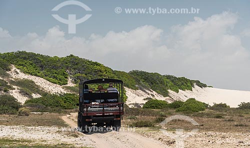  Turistas durante o passeio Jeep pelo Parque Nacional dos Lençóis Maranhenses  - Barreirinhas - Maranhão (MA) - Brasil