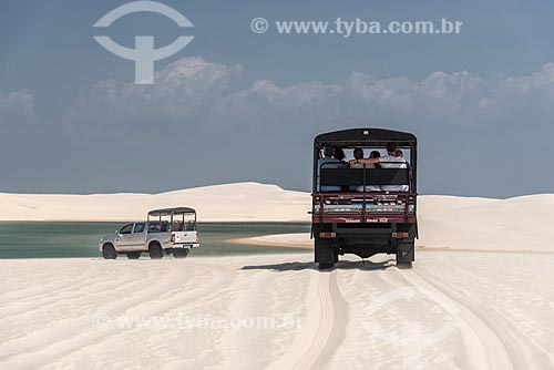  Turistas durante o passeio Jeep pelo Parque Nacional dos Lençóis Maranhenses  - Barreirinhas - Maranhão (MA) - Brasil