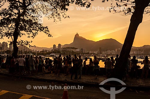  Pessoas observando o pôr do sol a partir da Mureta da Urca  - Rio de Janeiro - Rio de Janeiro (RJ) - Brasil