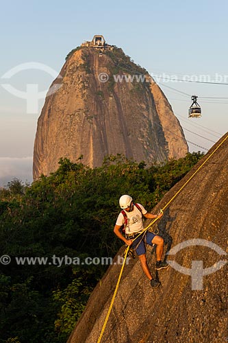  Alpinista durante a escalada no Morro da Urca durante o pôr do sol com o Pão de Açúcar ao fundo  - Rio de Janeiro - Rio de Janeiro (RJ) - Brasil