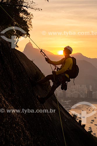  Alpinista durante a escalada no Morro da Urca durante o pôr do sol com o Cristo Redentor ao fundo  - Rio de Janeiro - Rio de Janeiro (RJ) - Brasil