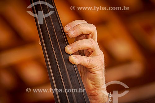 Detalhe de mão de músico tocando baixo acústico  - Guarani - Minas Gerais (MG) - Brasil