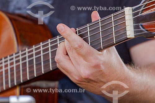  Detalhe de mão de músico tocando violão   - Guarani - Minas Gerais (MG) - Brasil