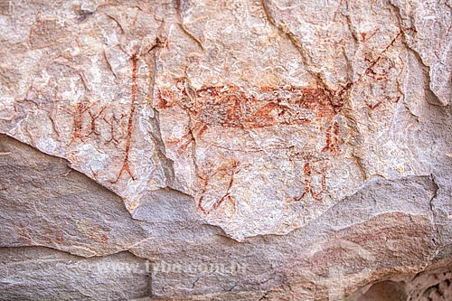  Detalhe de pintura rupestre - figuras caçando - no Sítio Arqueológico Toca do Vento - Parque Nacional Serra da Capivara  - São Raimundo Nonato - Piauí (PI) - Brasil
