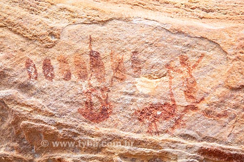  Detalhe de pintura rupestre - figura de animais e pessoas - no Sítio Arqueológico Toca da Extrema II - Parque Nacional Serra da Capivara  - São Raimundo Nonato - Piauí (PI) - Brasil