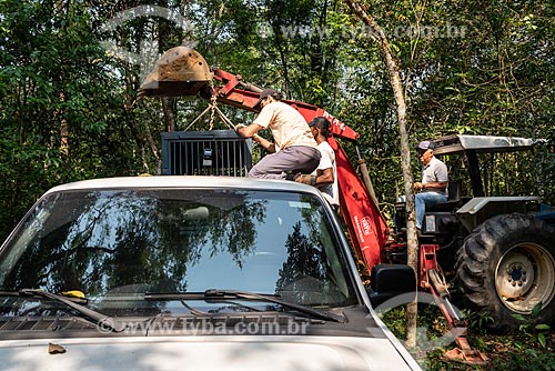  Escavadeira carregando jaula com Anta (Tapirus terrestris) na Reserva Ecológica de Guapiaçu  - Cachoeiras de Macacu - Rio de Janeiro (RJ) - Brasil