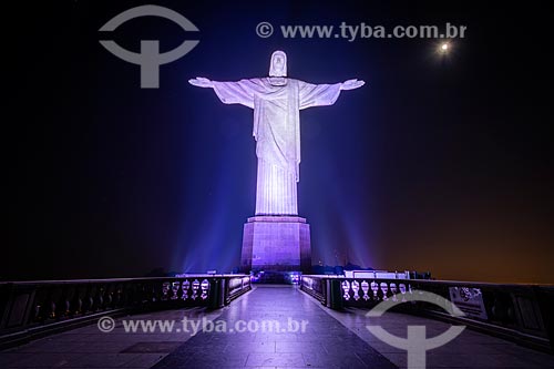  Detalhe da estátua do Cristo Redentor (1931) durante a noite  - Rio de Janeiro - Rio de Janeiro (RJ) - Brasil