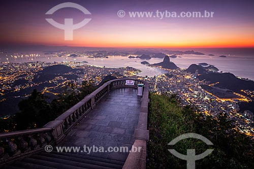  Vista do Pão de Açúcar e da Enseada de Botafogo a partir do mirante do Cristo Redentor durante o amanhecer  - Rio de Janeiro - Rio de Janeiro (RJ) - Brasil