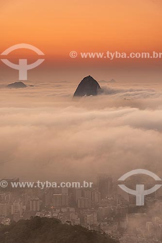  Vista do Pão de Açúcar entre nuvens a partir do mirante do Cristo Redentor durante o amanhecer  - Rio de Janeiro - Rio de Janeiro (RJ) - Brasil
