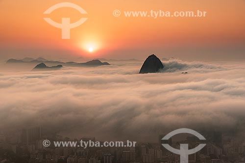  Vista do Pão de Açúcar entre nuvens a partir do mirante do Cristo Redentor durante o amanhecer  - Rio de Janeiro - Rio de Janeiro (RJ) - Brasil