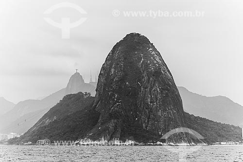  Vista do Pão de Açúcar a partir da Baía de Guanabara com o Cristo Redentor ao fundo  - Rio de Janeiro - Rio de Janeiro (RJ) - Brasil