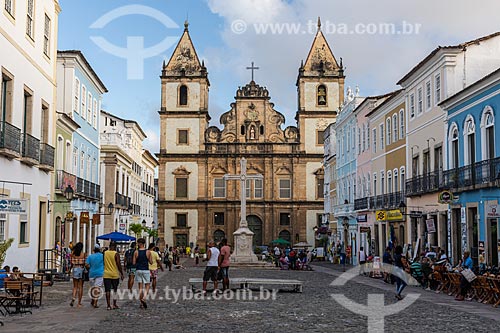  Cruzeiro no Largo do Cruzeiro de São Francisco com o Convento e Igreja de São Francisco (Século XVIII) ao fundo  - Salvador - Bahia (BA) - Brasil