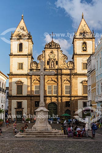  Cruzeiro no Largo do Cruzeiro de São Francisco com o Convento e Igreja de São Francisco (Século XVIII) ao fundo  - Salvador - Bahia (BA) - Brasil